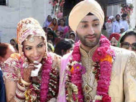 அடித்து கொடுமைப்படுத்துவதாக கணவர் மீது யுக்தா முகி புகார்