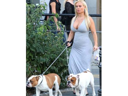 நாயுடன் வாக்கிங் போனபோது கவர்ச்சியை சமாளிக்க முடியாமல் தடுமாறிய கோகோ!