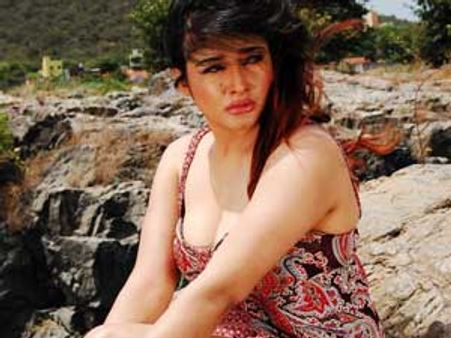 9 நாயகிகள் கதிகலங்க வைக்கும் கவர்ச்சியில் ‘இளமை ஊஞ்சல்’