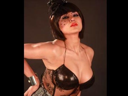 'சூப்பர் மாடல்' படத்துக்காக 'சூப்பர்' போஸ் கொடுத்த வீணா மாலிக்!