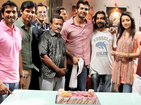 என்றென்றும் புன்னகை படப்பிடிப்பில் வினய் பிறந்த நாள் - த்ரிஷா வாழ்த்து!