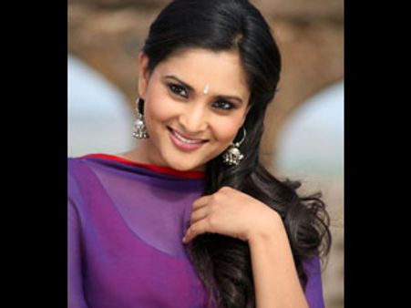 பெங்களூரில் பாஜகவினரை 'சவுண்ட்' விட்ட குத்து ரம்யா