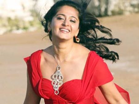 அஜீத் படத்தில் நடிக்க பிறமொழி படங்களை கிடப்பில் போட்ட அனுஷ்கா