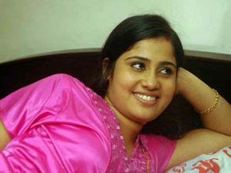 கவர்ச்சிப் படத்துக்கேற்ற 'கன கச்சிதமான' கதையுடன்... சொல்ல மாட்டேன்!