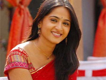 நீண்ட காலம் தனக்கு கார் ஓட்டியவருக்கு காரைப் பரிசாகக் கொடுத்த அனுஷ்கா!