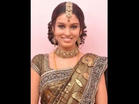 ஒவராக மேக்அப் போட்டு திட்டு வாங்கும் வந்தனா!