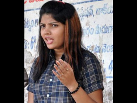 வீட்டை விட்டு ஓடி... ரயில்வே ஸ்டேஷனில் உணவு தண்ணீரின்றி மயங்கிவிழுந்த நடிகை!