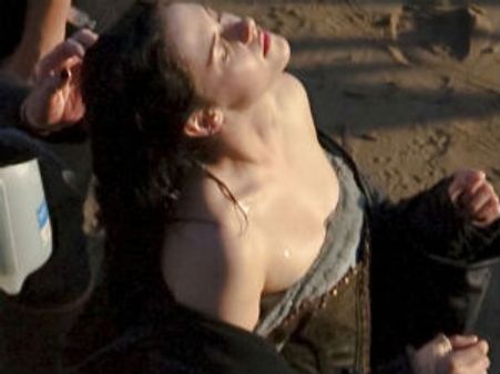 வாசகர்களின் திட்டுக்களைப் படித்து தன்னை தானே தண்டித்துக் கொள்ளும் நடிகை!