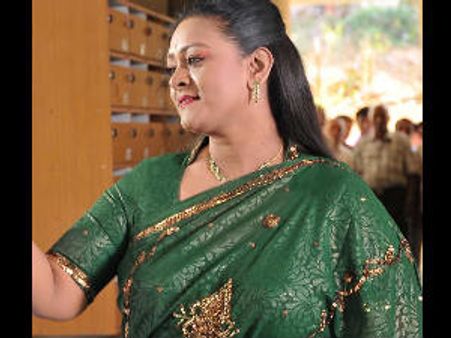 மேல்மலையனூர் கோயில் விழாவில் ஷகிலா.. உற்சாகத்தில் மேலே விழுந்த ரசிகர்கள்!