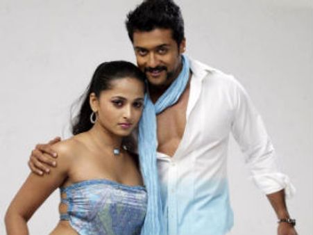 கடும் மழை.. விமானம் இல்லை.. தூத்துக்குடியிலிருந்து காரிலேயே பயணித்த சூர்யா, அனுஷ்கா!