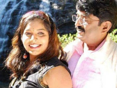 இந்த கூத்தைக் கேளுங்க.. மகளுடனே ஜோடியாக நடித்த சினிமா தயாரிப்பாளர் - சீட்டிங் கேஸில் கைது!!!