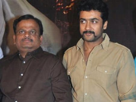 ஆளே இல்லாத டீக்கடையில யாருக்கு டீ ஆத்துறீங்க பாஸ்?