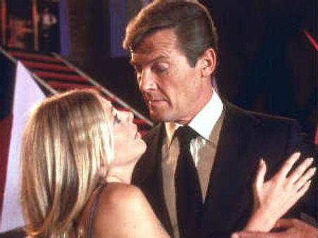 20 ஜோடி இதழ்களை 'பதம் பார்த்த' ரோஜர் மூர்!