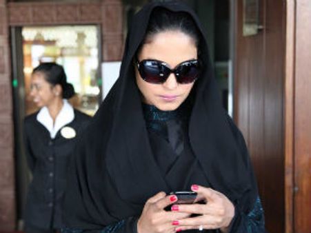 பர்தாவோடு மும்பையை வலம் வரும் வீணா மாலிக்