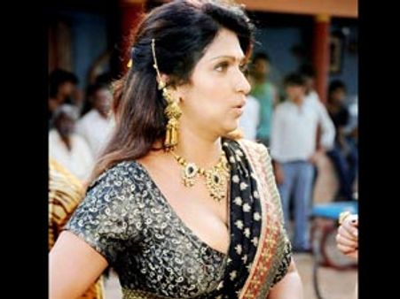 செக்மோசடி... நடிகை புவனேஸ்வரிக்கு பிடிவாரன்ட்!