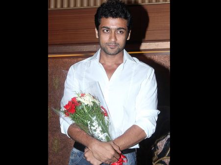 நான் அகிலன் இல்லை, விமலன்.. சூரிய வணக்கத்தில் சூர்யா!!