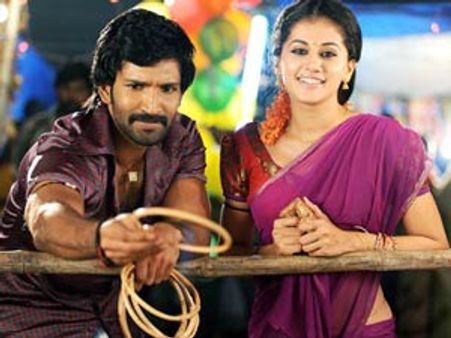 டாப்ஸிக்கு பாவாடை, தாவணி நச்சுன்னு இருக்கு: சொல்கிறார் ஆதி