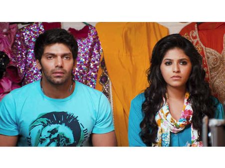 6 டேக் எடுத்து ஆர்யாவுக்கு லிப் டூ லிப் கொடுத்த அஞ்சலி