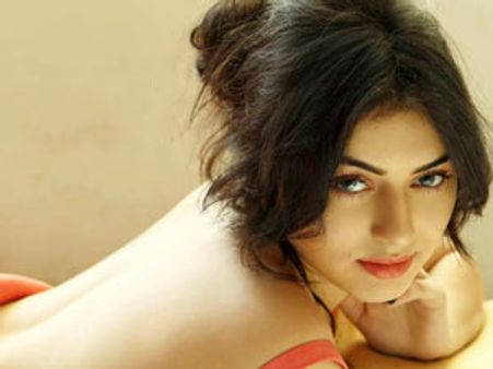 தயங்கிய ஹீரோ: தயங்காமல் 'இச்' கொடுத்த ஹன்சிகா