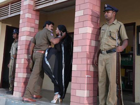 வீணா மாலிக் கைது... ஹைதராபாத் சிறையில் அடைப்பு!!!