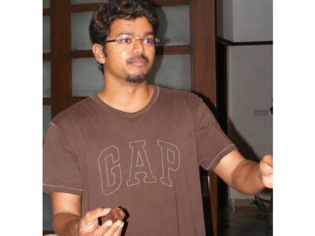 துப்பாக்கி வெற்றி: பார்ட்டி மேல பார்ட்டி கொடுக்கும் விஜய்