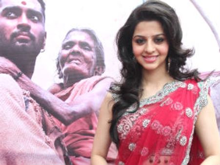 வேதிகா சிவப்பு தான், ஆனால் அழகான பொண்ணுன்னு சொல்லாதீங்க: பாலா