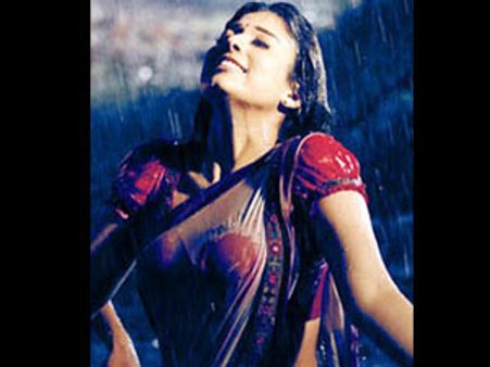 'லவ் ஸ்டோரி' படத்தில் மீண்டும் நீச்சலுடையில் நயன்!