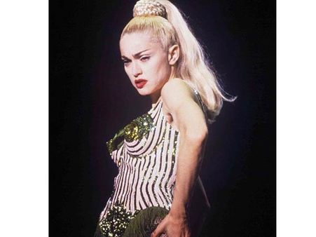 பல லட்சத்திற்கு ஏலத்திற்கு வரும் மடோனாவின் 'புல்லட்' பிரா!