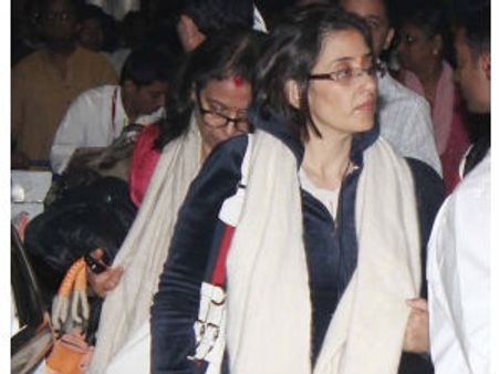 புற்றுநோய்க்கு சிகிச்சை பெற அமெரிக்கா கிளம்பிய மனீஷா கொய்ராலா