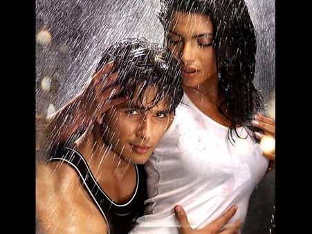 ஷாருக்கை விட்டுவிட்டு அவரின் பரம எதிரியுடன் சுற்றும் பிரியங்கா சோப்ரா