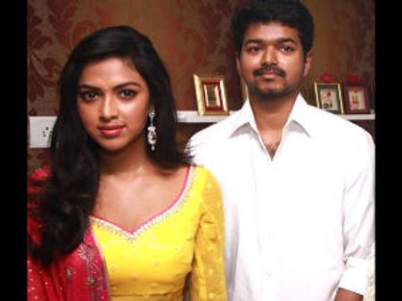 ஹீரோவாகி 20 ஆண்டுகளானதை அமலா பாலுக்கு கேக் ஊட்டி கொண்டாடிய விஜய்!