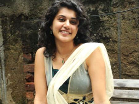 எனக்கு பணம் வேணும்... கதை எப்படி வேணா இருந்து தொலைக்கட்டும் - டாப்ஸி