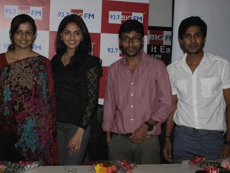 ஒரு சேனல் விடாமல் ஓடி ஓடி பேட்டி கொடுக்கும் ‘நீர்பறவை’ டீம்