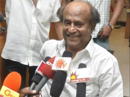 ரசிகர்களைச் சந்தித்தார் ரஜினி... போயஸ் கார்டனில் குவிந்த கூட்டம்!