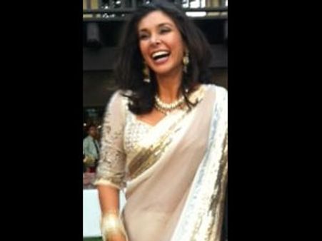 திருமணப் புடவையை ஏலம் விடும் லிசா ரே: எதுக்கு தெரியுமா?