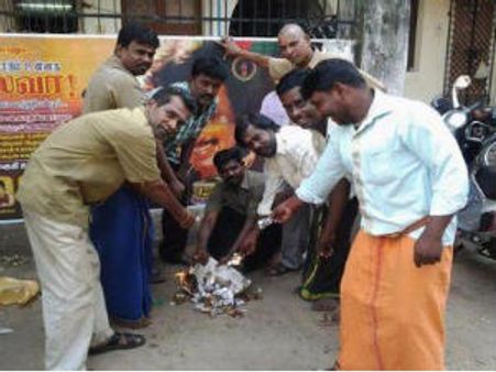 சிகரெட்டை சாலையில் போட்டுக் கொளுத்திய ரஜினி ரசிகர்கள்!!