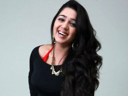 செக்ஸ் டார்ச்சர் கொடுத்த இயக்குநரை பளார் விட்ட சார்மி!