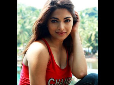 நதிகள் நனைவதில்லை நாயகியானார் பார்வதி ஓமனக் குட்டன்!