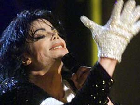 1 கோடிக்கு ரூபாய்க்கு ஏலம் போனது மைக்கேல் ஜாக்சனின் கையுறை.