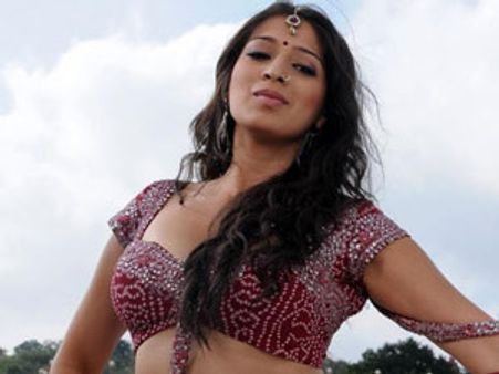 லக்ஷ்மி ராயிடம் ரசிகர்கள் சில்மிஷம்: மேலாடை கிழிந்தது!