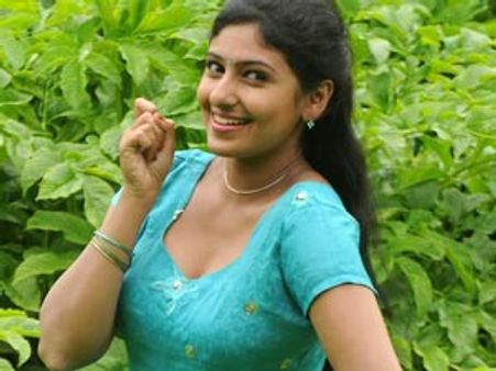 கவர்ச்சியில் கலக்கிய மோனிகா... தேடி வரும் வாய்ப்புகள்