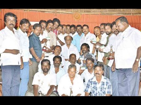 புகைப் பழக்கத்தைக் கைவிட்ட ரசிகர்களை நேரில் பாராட்டிய ரஜினி!