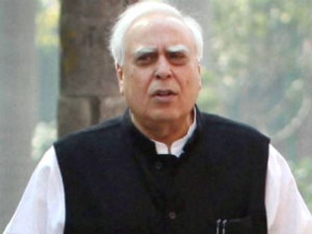 அமைதியாகச் சொன்னாய் உன் காதலை...கபில் சிபலின் கலக்கல் பாட்டு!