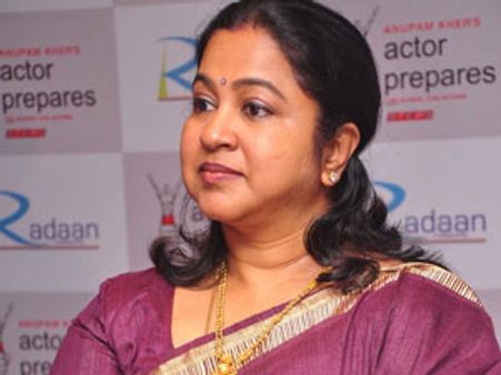 சன் குடும்ப விருதுகளை தட்டிச் சென்ற ராதிகா