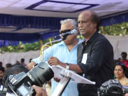 சேவை வரியை எதிர்த்து திரையுலகினர் உண்ணாவிரதம் - வந்தார் சூப்பர் ஸ்டார்!