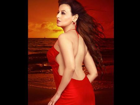 வருகிறார் கான்... சாய்ரா கான்