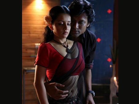 ரசிகர்களை தியேட்டர்களுக்கு இழுக்க எப்படியெல்லாம் ஸ்டில் போட வேண்டியிருக்கு!