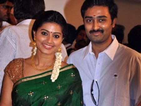 9 முழ பட்டுசேலை உடுத்தி தலைப் பொங்கல் கொண்டாடிய சினேகா