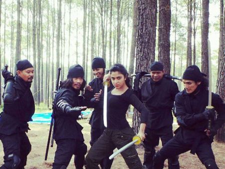 ஆ...ஊ... கத்தியுடன் காட்டுக்குள் களேபரம் செய்த அமலா பால்!