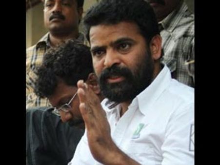 உணர்ச்சிவசப்படாமல் அனைவரும் அமைதி காக்க வேண்டும் - இயக்குநர் அமீர்